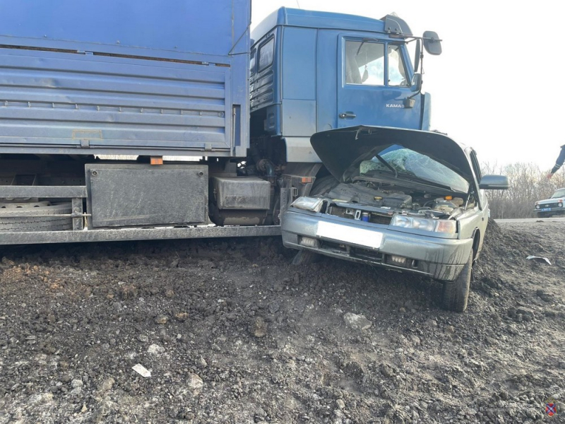 КамАЗ задевал колесами «двенашку» с 28-летним волгоградцем