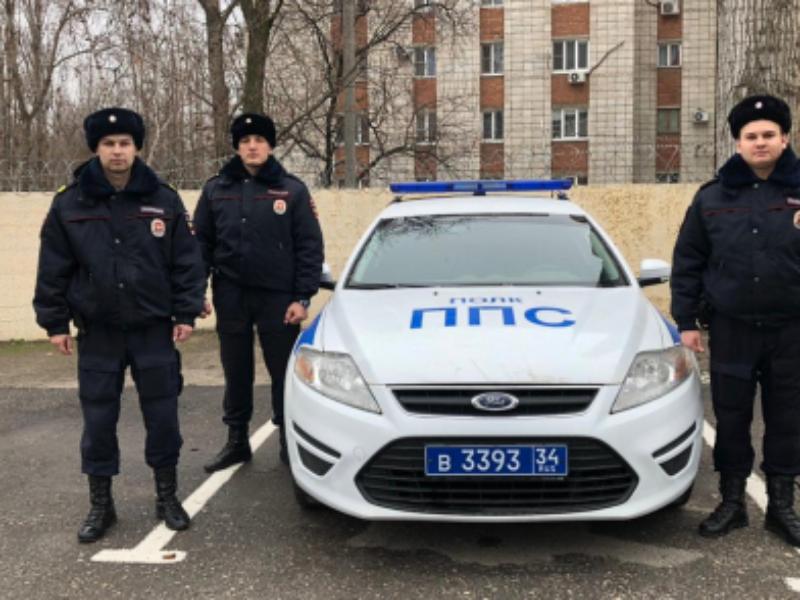 Волгоградские полицейские вернули военному пенсионеру барсетку и веру в людей