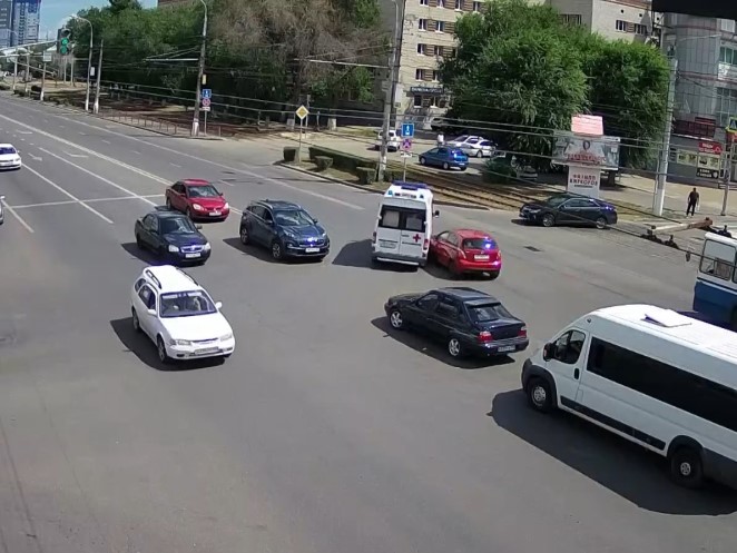 Иномарка протаранила карету скорой в центре Волгограда