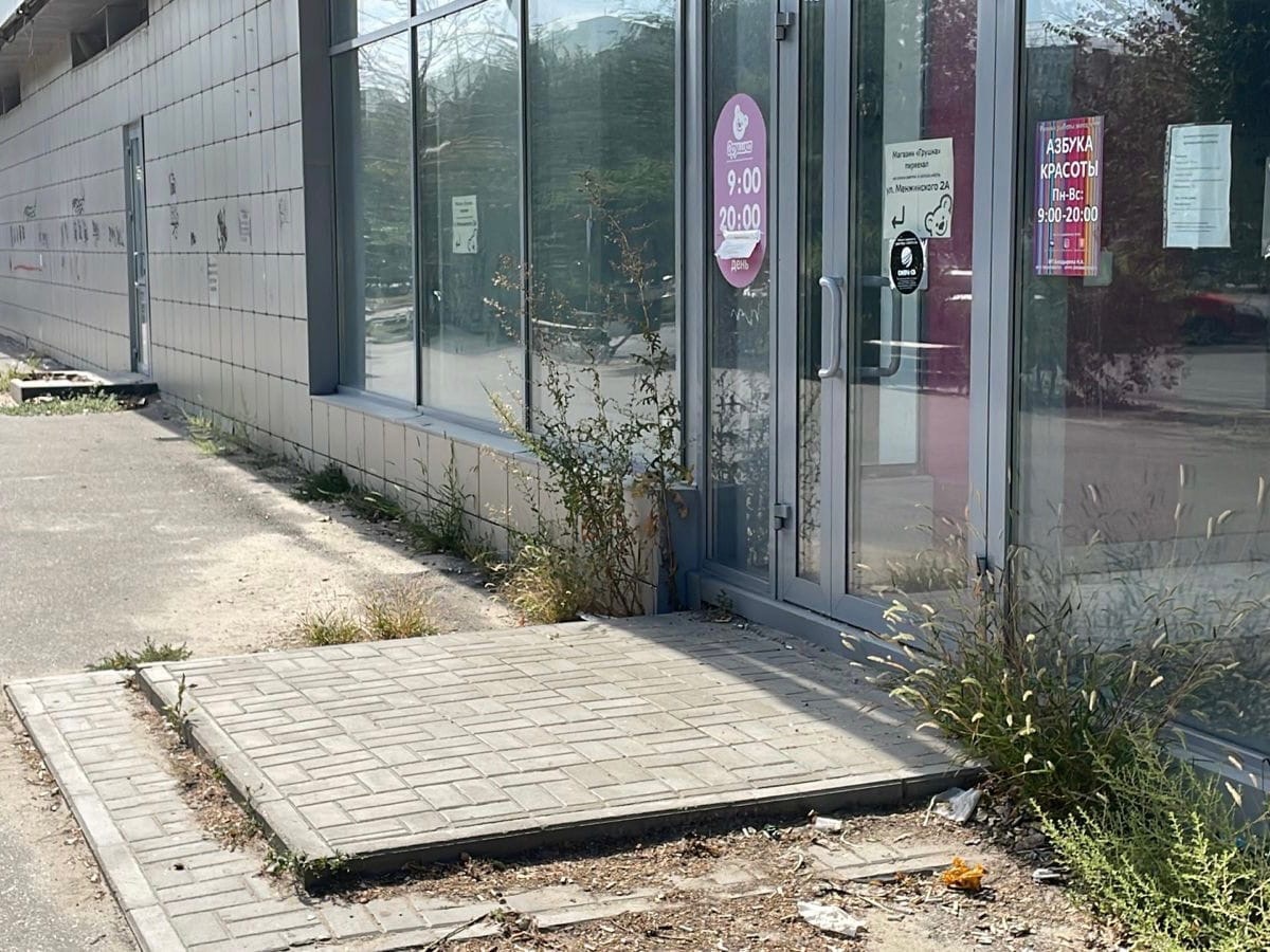 Центр микрорайона в Волгограде превратился в поросшую травой постапокалиптическую помойку