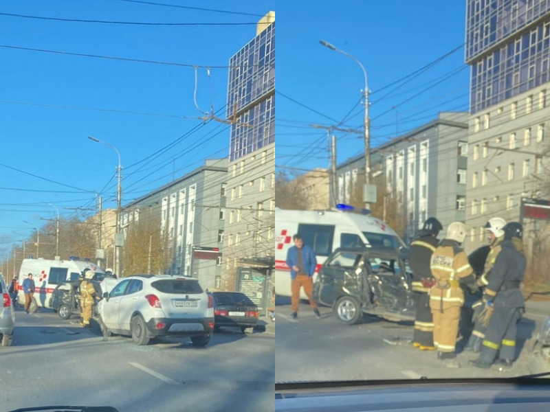 Рынок возрождение волгоград. Авария с троллейбусом Возрождение Волгоград. Стерлитамак троллейбус ДТП. Троллейбус авария на трех штыках. 3 Ноября авария на остановке троллейбуса розы Люксембург.