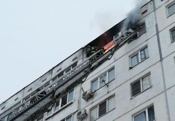 Человека достали с десятого этажа с помощью автолестницы: на видео попал пожар в Волжском