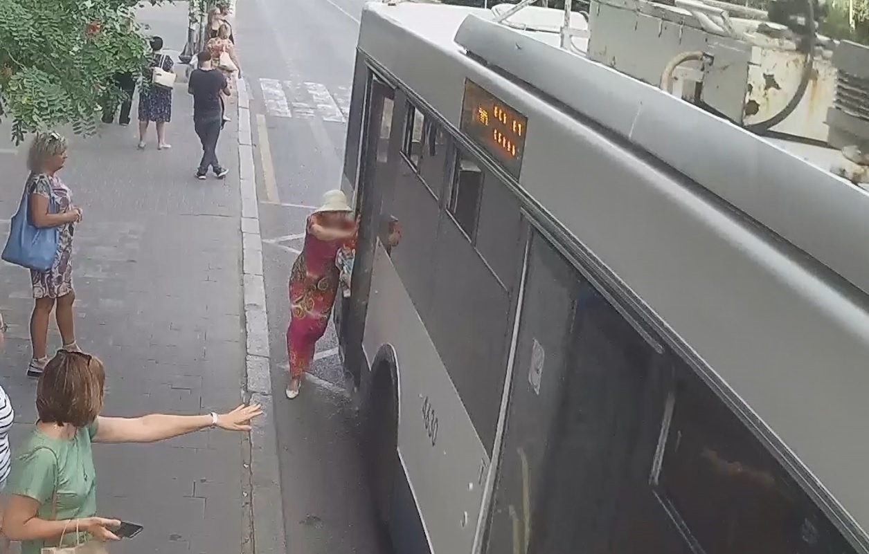 Водитель троллейбуса протащил по асфальту пенсионерку в центре Волгограда: видео