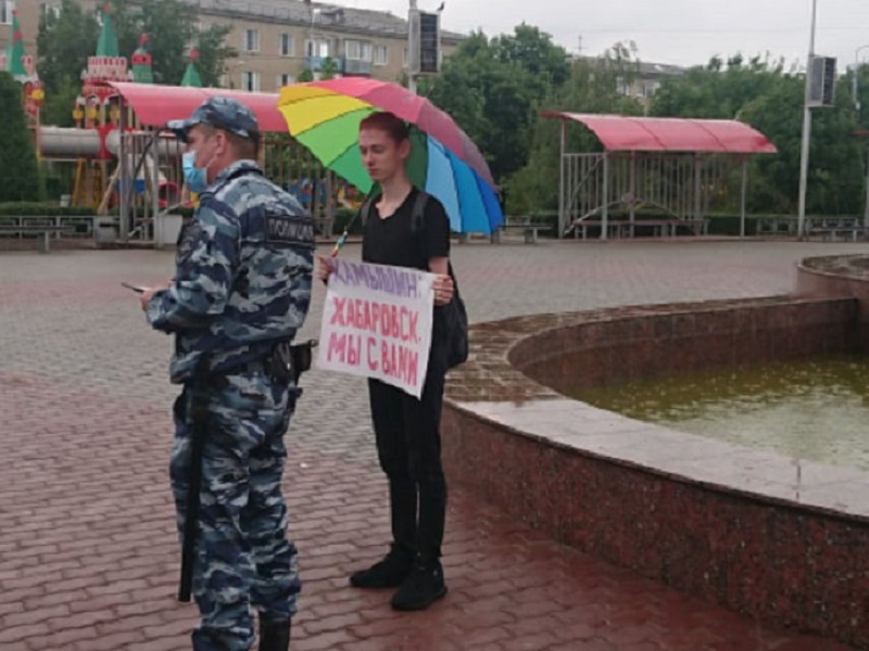 Камышанин с радужным зонтом вышел на одиночный пикет в поддержку Хабаровска