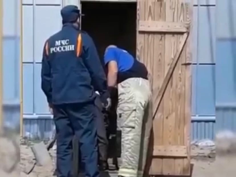 Сотрудники МЧС спасли тонущего в дерьме в общественном туалете волгоградца