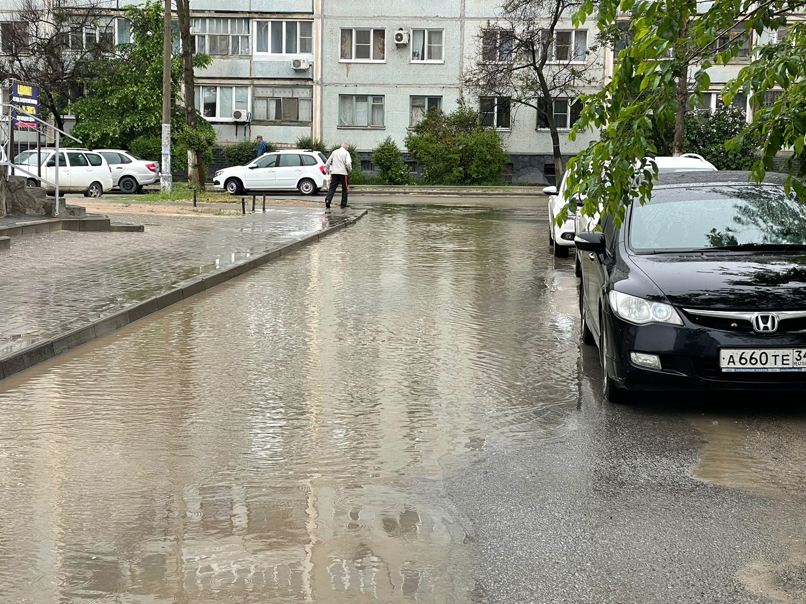 Прокуратуру просят проверить затопленный двор в Волжском