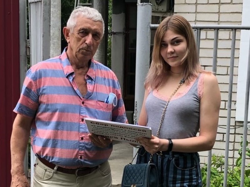 Волгоградский общественник борется за мандат в компании юных красавиц