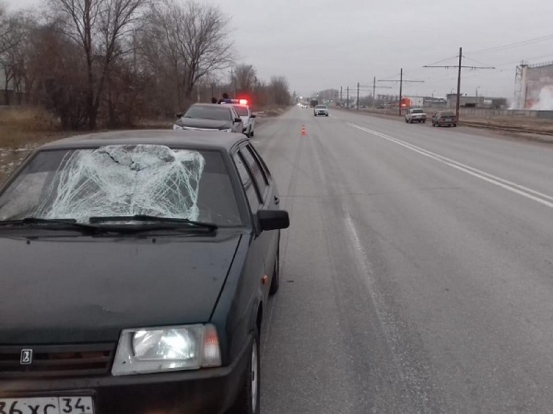 75-летний дедушка погиб, перебегая дорогу в неположенном месте в Волжском