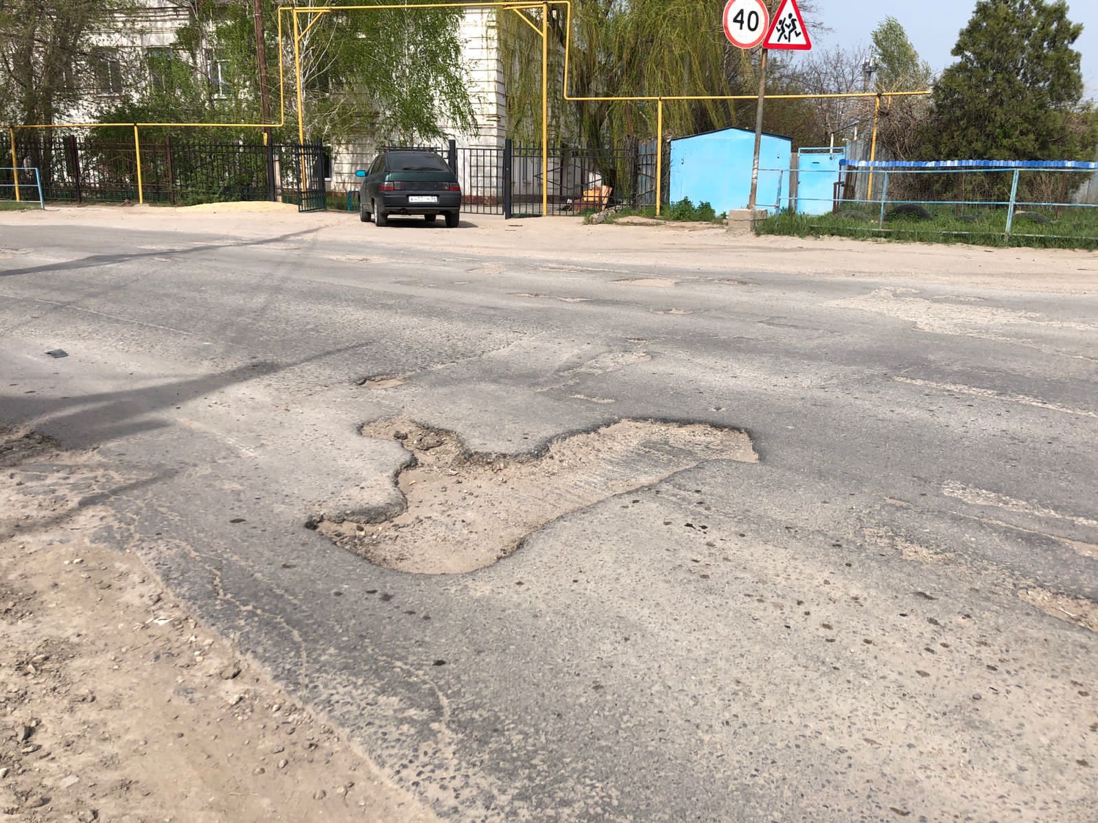 Чиновники игнорируют раздолбанную дорогу около сельской школы под Волгоградом: видео