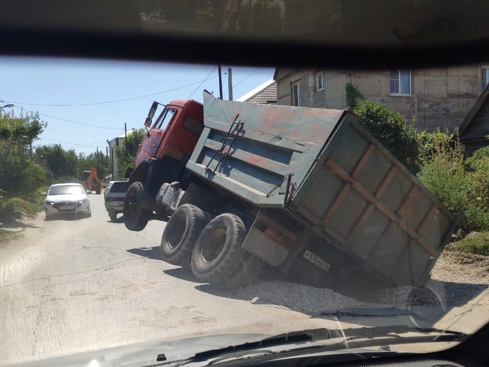 КамАЗ провалился под землю на западе Волгограда 