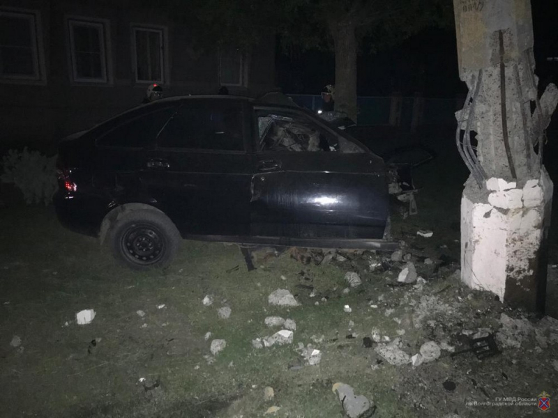 Водитель на «Приоре» врезался в столб и погиб в Волгоградской области