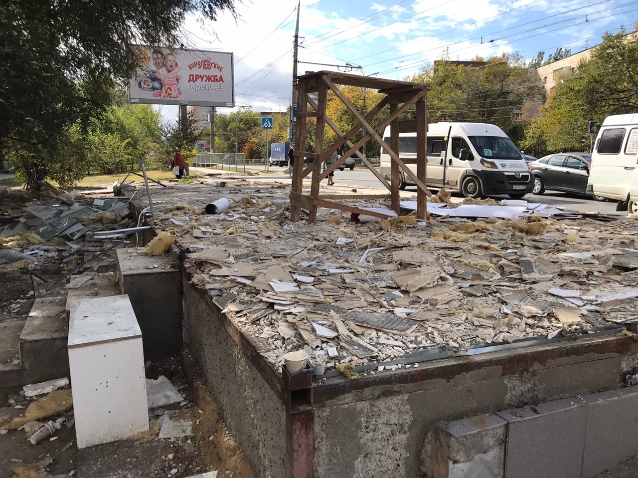 Мешал проходу пассажиров: павильон «Aik Бистро» на остановке снесли в Волгограде