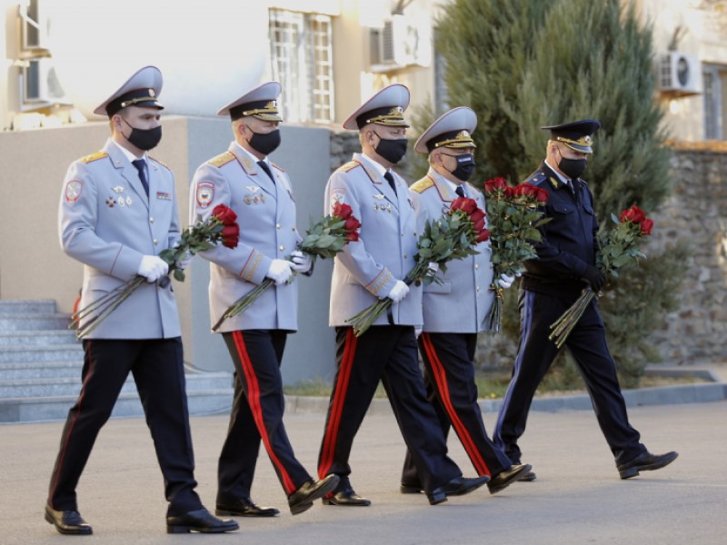 «Два имени пополнили список»: волгоградские полицейские почтили память погибших коллег
