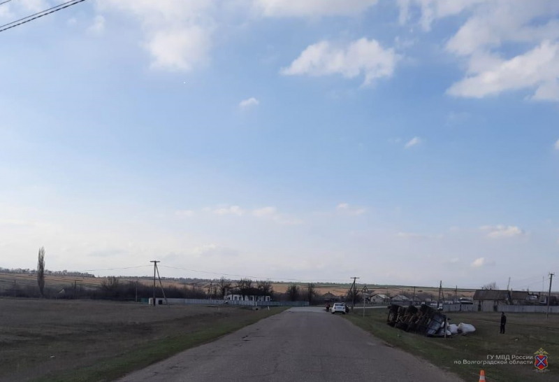 Перевернулся КамАЗ в Волгоградской области
