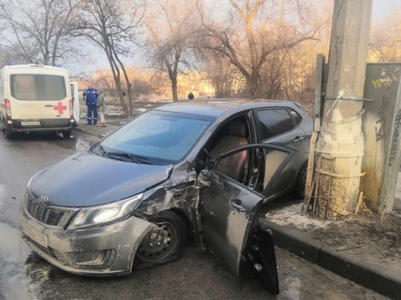 Из-за волгоградца на Toyota Land Cruiser 200 40-летняя женщина на Kia попала в серьезную аварию 