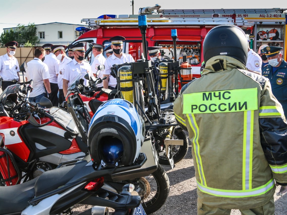 Пожарные и полицейские на мотоциклах собрались в Волжском ради спасения жизни
