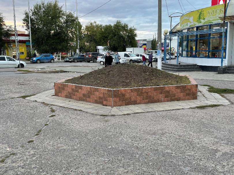 В Волгограде фонтан засыпали землей и превратили в клумбу