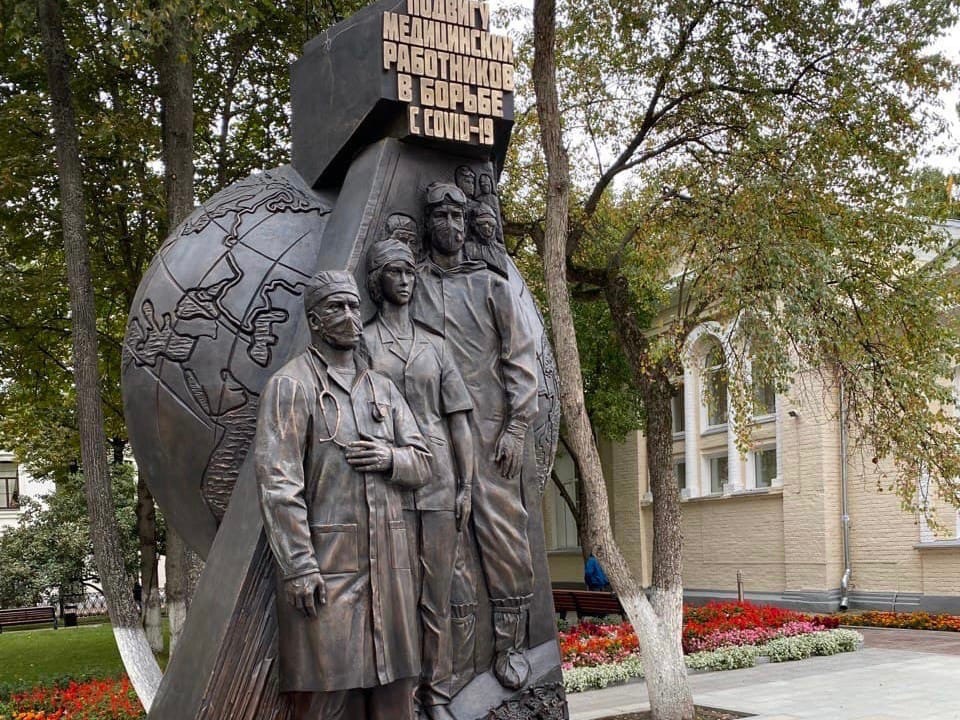 Ректор ВолгГМУ Владимир Шкарин рассказал об открытии памятника подвигу медработникам в борьбе с COVID-19
