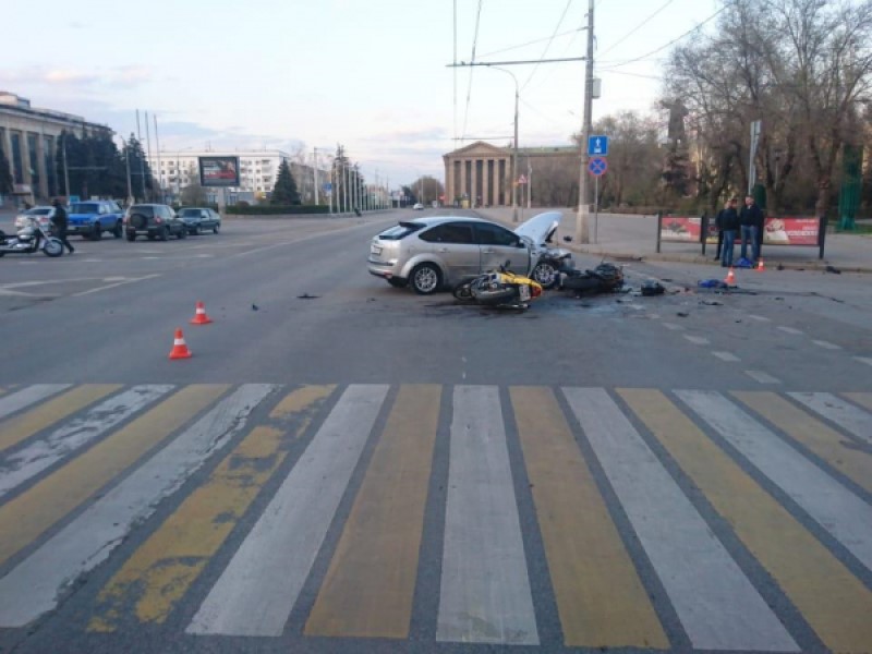 Ford Focus протаранил два мотоцикла на площади Ленина в Волгограде