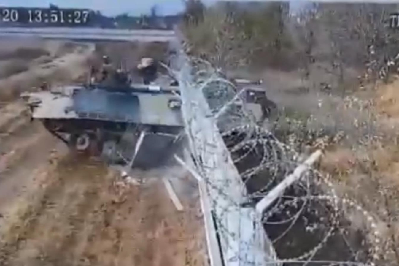 Военнослужащие на БМП протаранили железобетонный забор волгоградского аэропорта