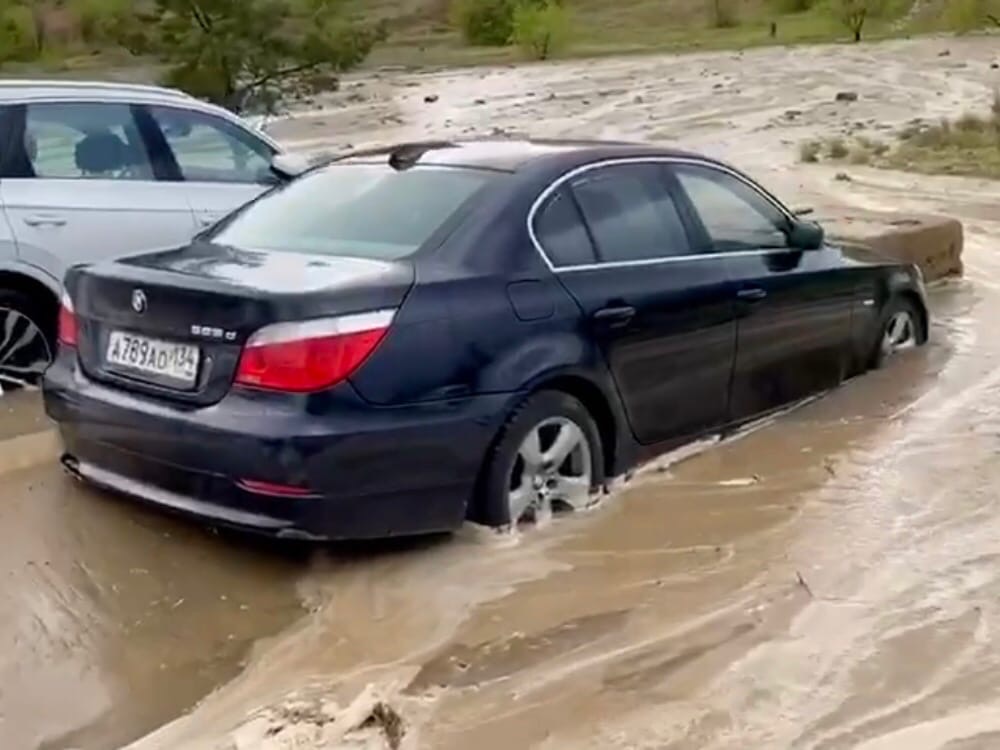 Первомайский ливень уничтожил иномарки, припаркованные у ресторана «Миля» в Волгограде