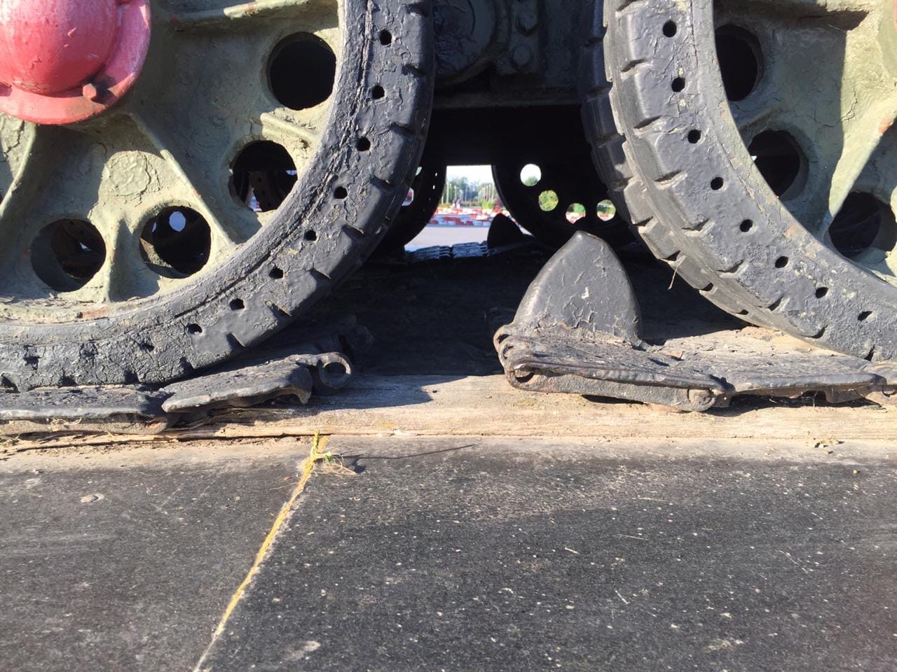 У знаменитого танка Т-34  в Волгограде украли кусок гусеницы