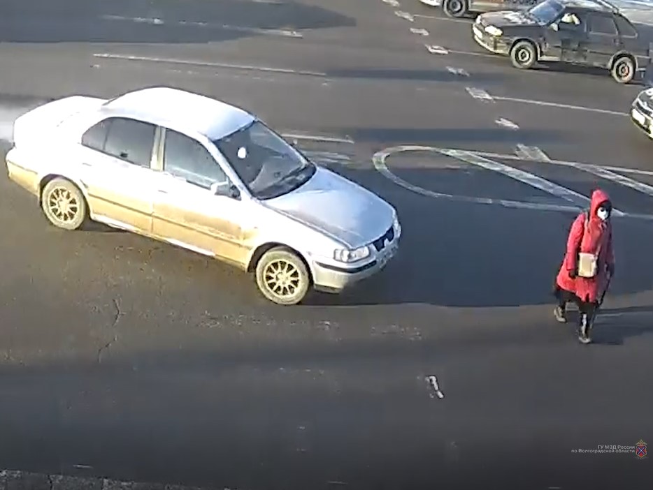 Легковушка иранского производства сбила волгоградку на «зебре»: видео