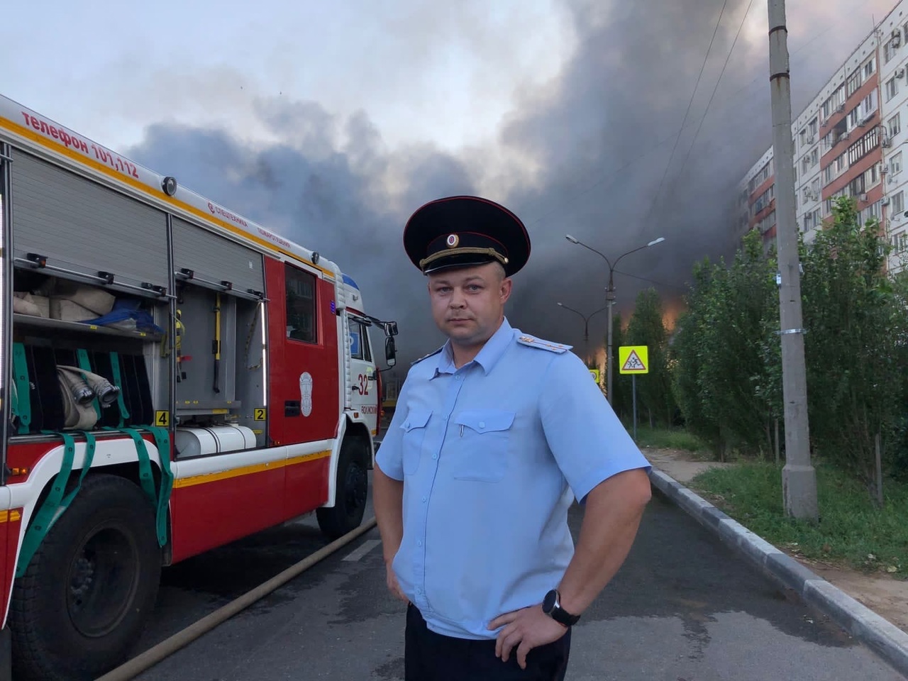 Волжане рискуют жизнями, стараясь поближе подобраться к горящему рынку