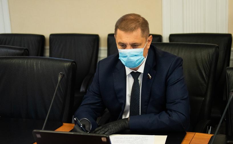 Волгоградский сенатор Николай Семисотов не появляется на работе