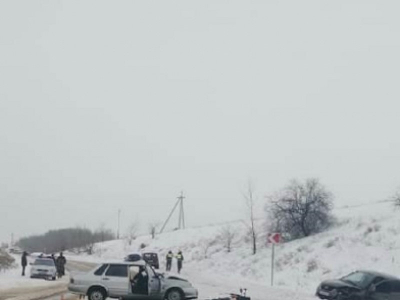 Выехавший на встречную полосу водитель ВАЗа отправился на больничную койку в Волгоградской области
