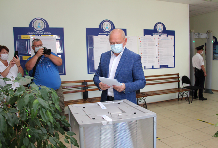 Мэр Волжского не стал комментировать обыски в городской администрации и задержание своего заместителя