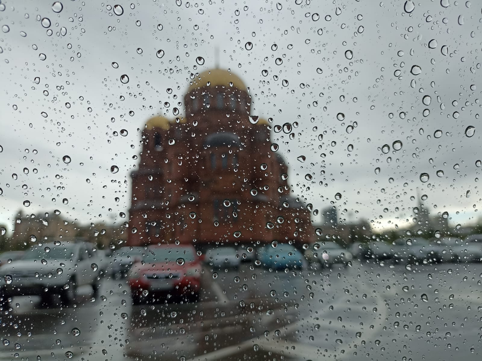 Из-за шторма Волгоград стоит в 8-балльной пробке