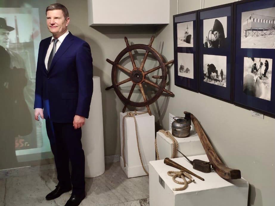 Покоритель пика Винсон принял участие в открытии выставки «От Арктики до Антарктики»  в Волгограде