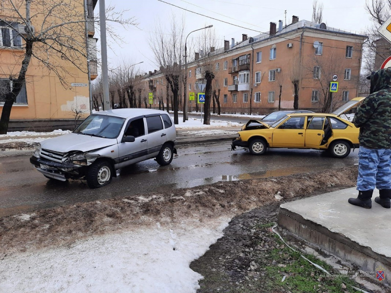 «Нива» и «Москвич» столкнулись в Волжском: есть пострадавший