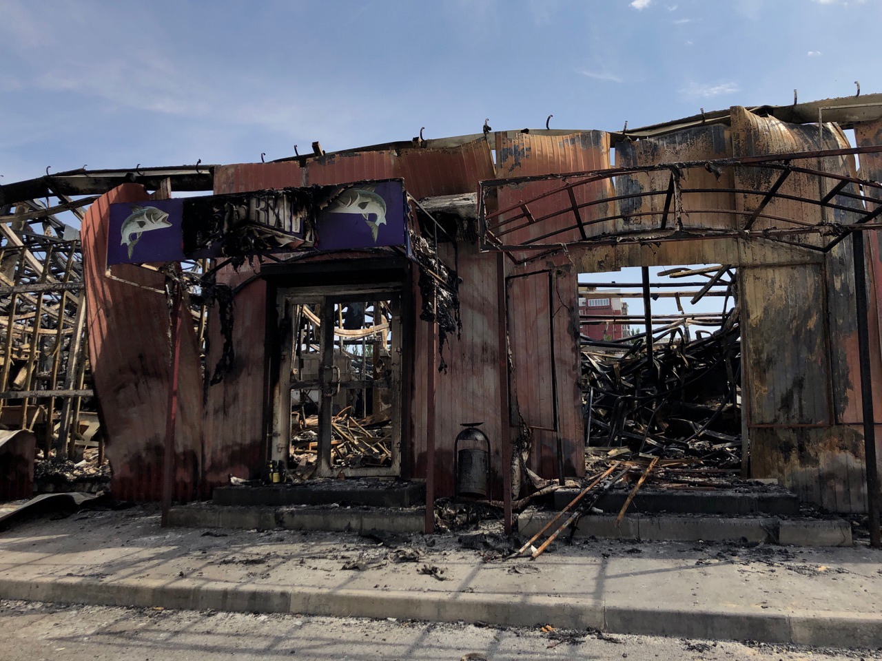 Остатки вещей воруют цыгане: предприниматели спасают уцелевшее имущество на сгоревшем рынке «Людмила» в Волжском