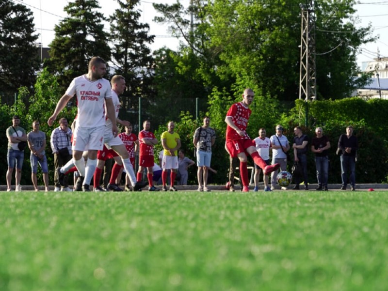 Ежегодный турнир по мини-футболу стартовал на заводе «Красный Октябрь»