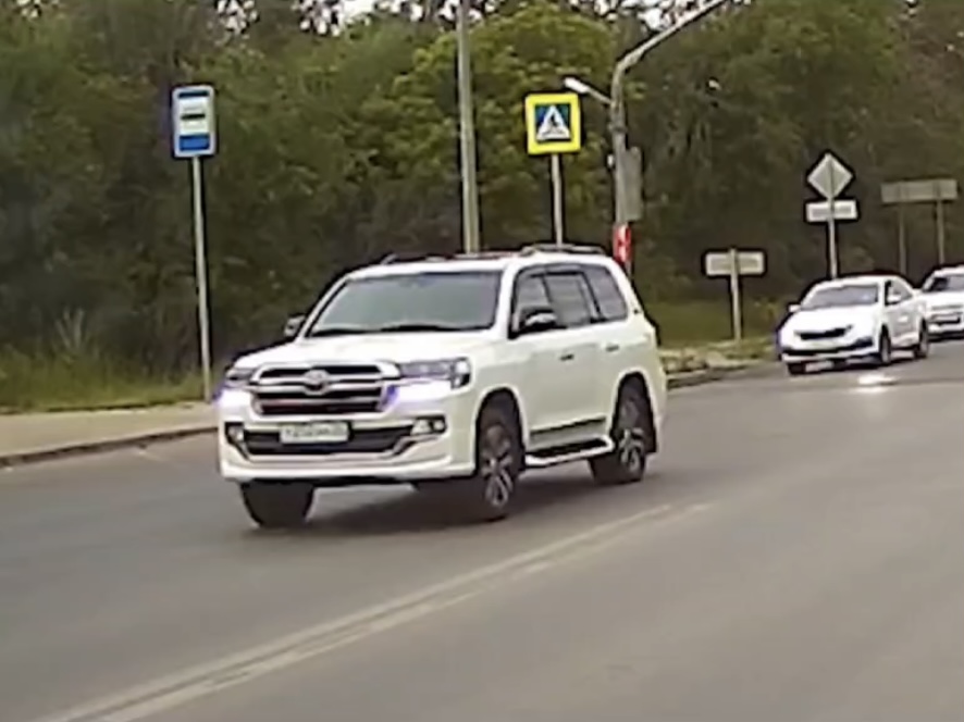 Водитель Land Cruiser с красивыми номерами пролетел на «красный» через двойную сплошную в Волгограде