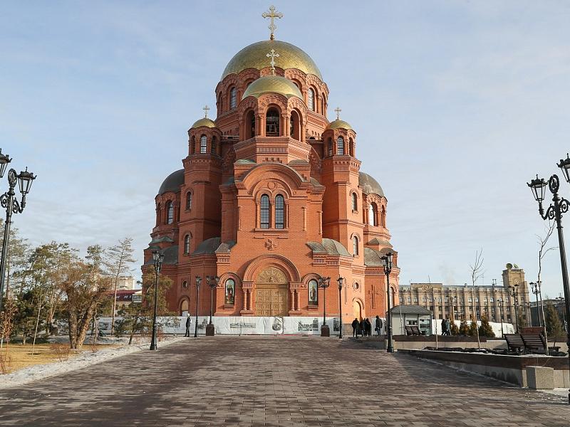 Андрей Бочаров и владыка Феодор проинспектировали строительство храма Александра Невского
