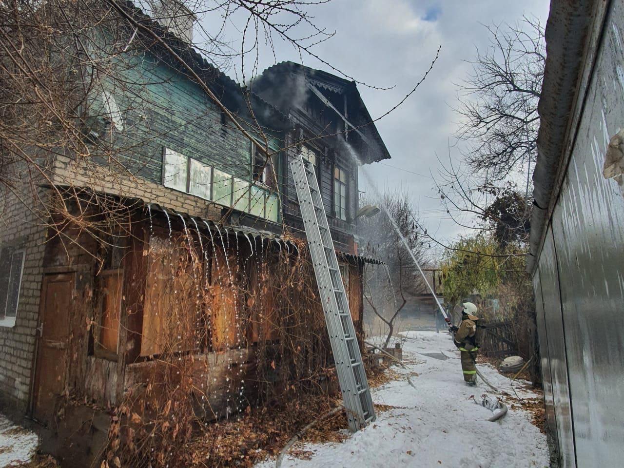 МЧС ликвидировали пожар в царицынском особняке в Волгограде 