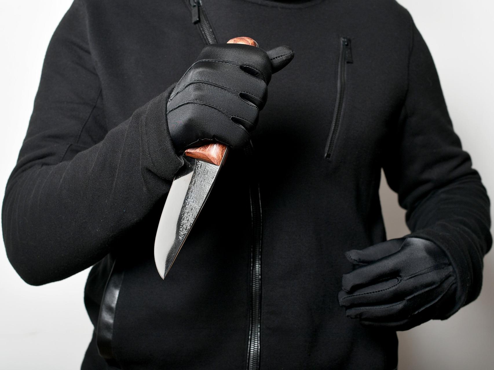 В Волгограде рецидивист пырнул ножом незнакомца из-за ревности