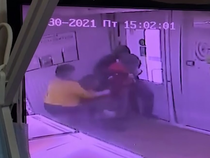 Размахивающие пистолетом грабителя храбрые волгоградки попали на видео