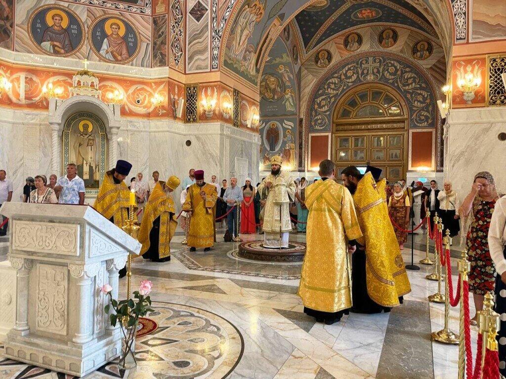 Волгоградский митрополит всю ночь провел в храме накануне Дня крещения Руси