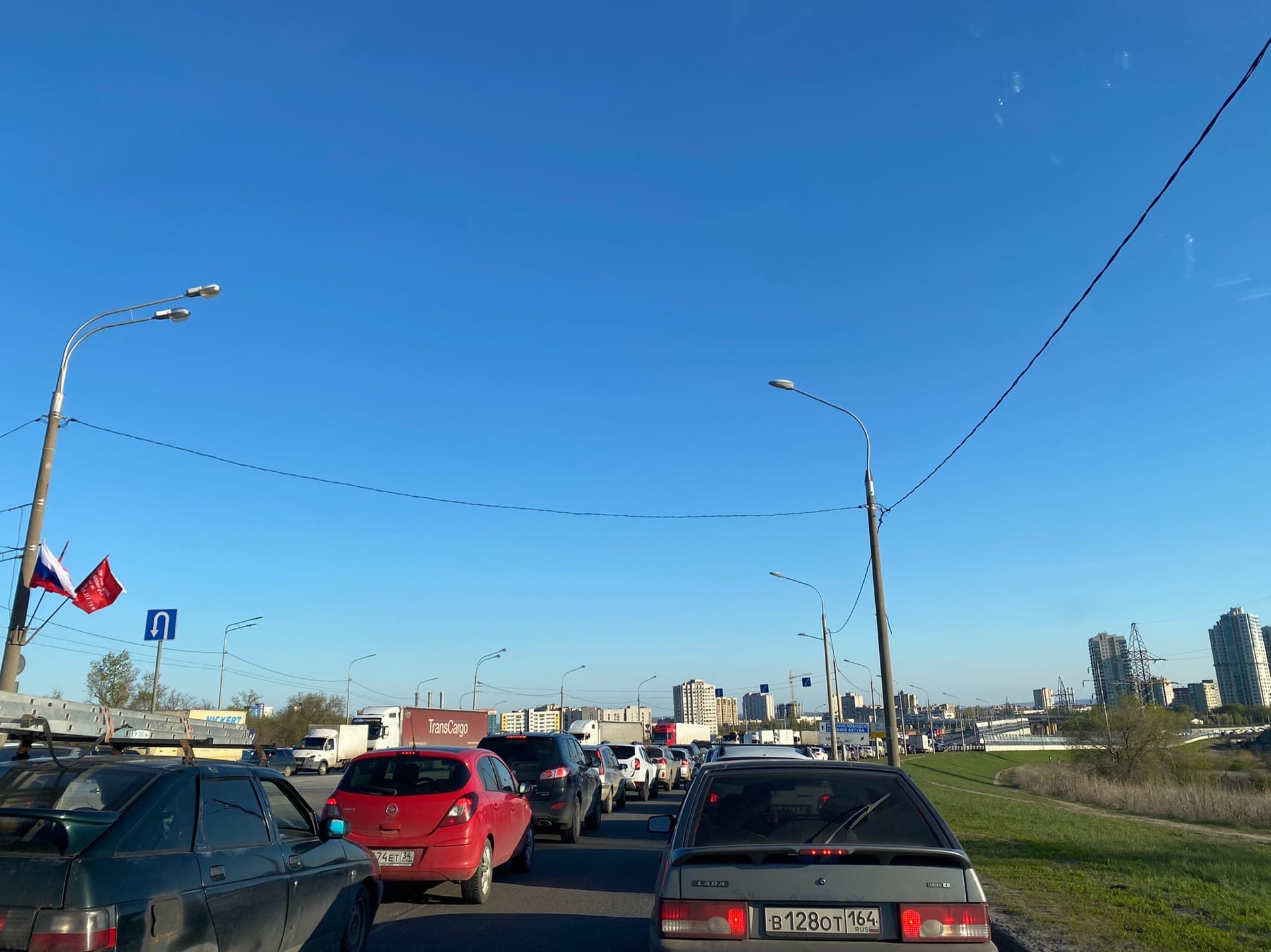 В восьмибалльной пробке встали водители на Второй Продольной рядом с Мамаевым курганом 