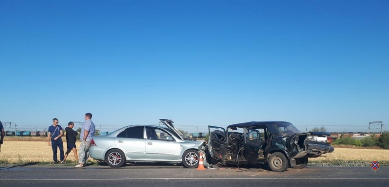 Под Волгоградом водитель иномарки вылетел на встречку и протаранил жигули