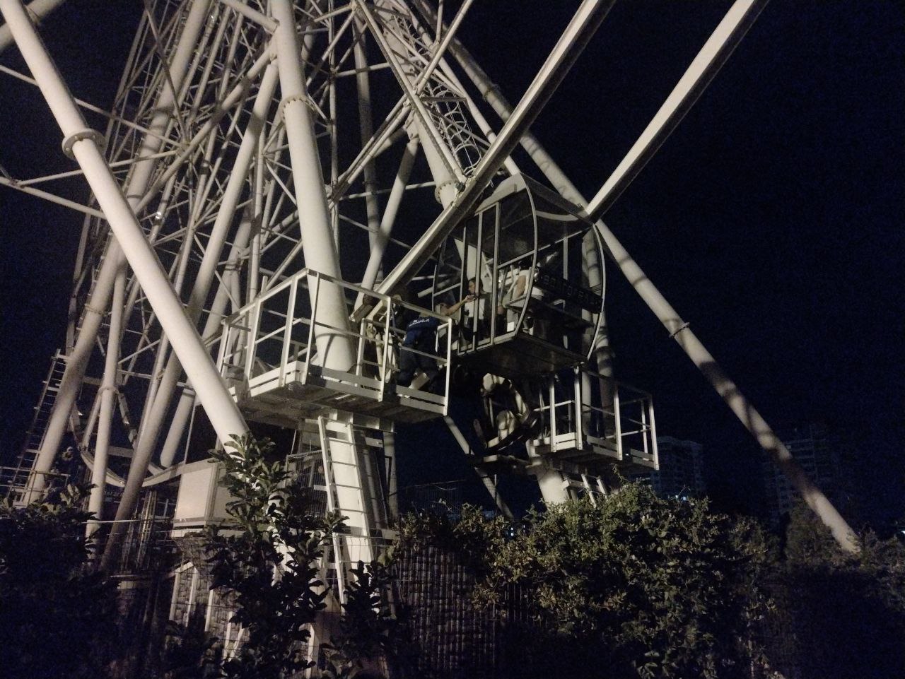 До глубокой ночи спасали детей из запертых кабинок сломавшегося колеса обозрения в Волгограде: видео