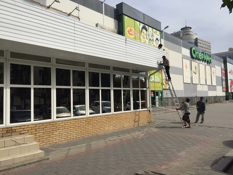 Ни малым, ни старым: в Волгограде снесли детскую площадку и павильон с алкоголем 