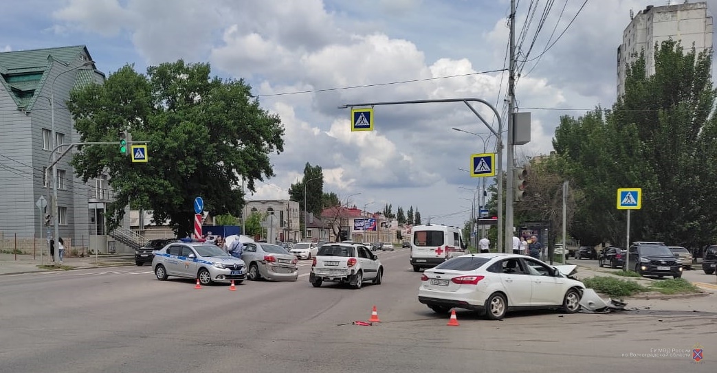 В центре Волгограда вдребезги разбились две иномарки