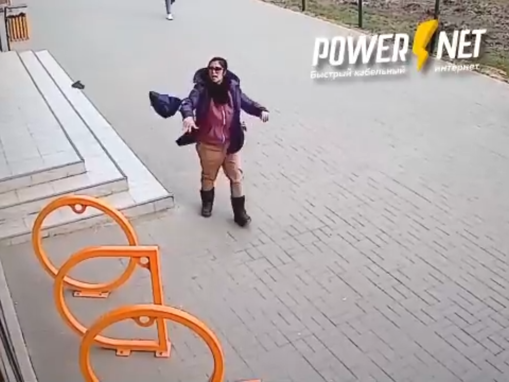 Установлена личность девушки, которая била витрины и машины во время прогулки по Волжскому