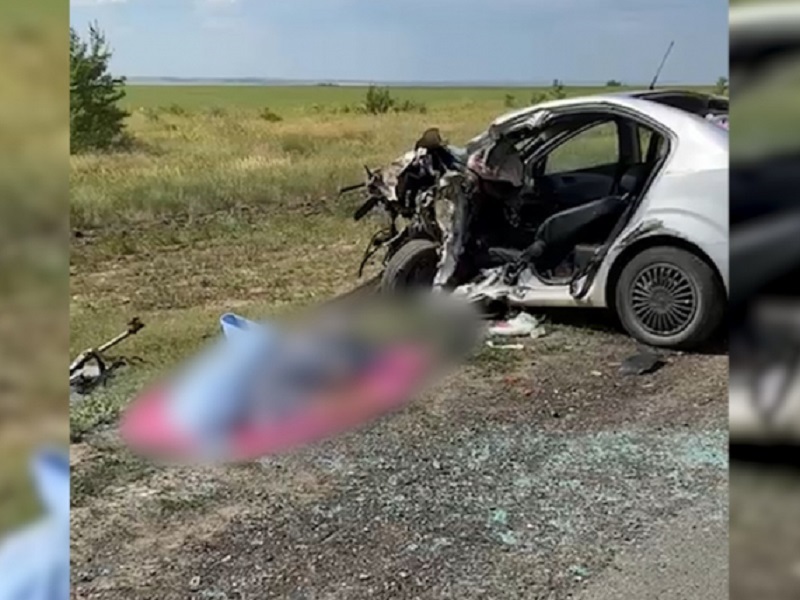 Две фуры расплющили «легковушку» в Волгоградской области: есть погибшие 