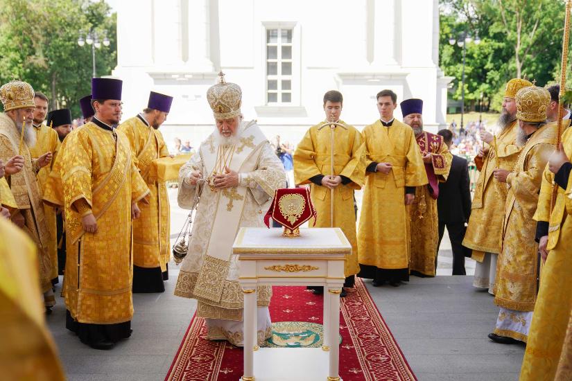 Патриарх Московский и Всея Руси Кирилл упал во время службы в храме